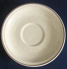 Lade das Bild in den Galerie-Viewer, UNTERTASSE - Keramik / Steingut, Brauner Dekorrand Motiv Dekor