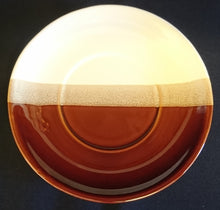 Lade das Bild in den Galerie-Viewer, UNTERTASSE - Keramik / Steingut, Streifen Sandiger Punkte Motiv Dekor