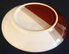 Lade das Bild in den Galerie-Viewer, UNTERTASSE - Keramik / Steingut, Streifen Sandiger Punkte Motiv Dekor