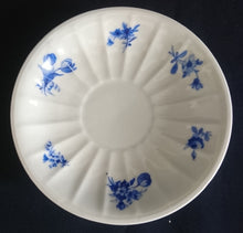 Lade das Bild in den Galerie-Viewer, 3er TEEGEDECK - Porzellan, Flora Rosenblumen Blüten Blatt Blätter Linien Relief Motiv Dekor