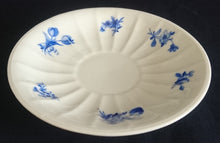 Lade das Bild in den Galerie-Viewer, 2er TEEGEDECK - Porzellan, Flora Rosenblumen Blüten Blatt Blätter Linien Relief Motiv Dekor