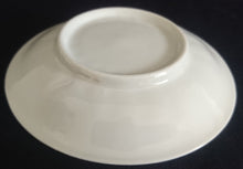 Lade das Bild in den Galerie-Viewer, UNTERTASSE - Porzellan, Flora Rosenblumen Blüten Blatt Blätter Linien Relief Motiv Dekor