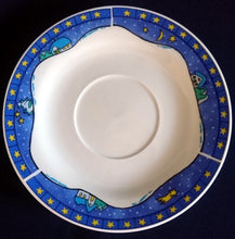 Lade das Bild in den Galerie-Viewer, 2er Set 2er KAFFEEGEDECKE - Porzellan, Schlitten Rentier Weihnachtsmann Sterne Tannenbaum Bäume Mond Dorf Wald Motiv Dekor