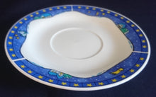 Lade das Bild in den Galerie-Viewer, 2er Set 2er KAFFEEGEDECKE - Porzellan, Schlitten Rentier Weihnachtsmann Sterne Tannenbaum Bäume Mond Dorf Wald Motiv Dekor