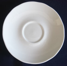 Lade das Bild in den Galerie-Viewer, 2er Set UNTERTASSEN - Porzellan, Einfärbiges Gastronomisches Gewölbter Rand Motiv Dekor