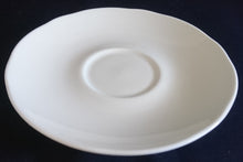 Lade das Bild in den Galerie-Viewer, UNTERTASSE - Porzellan, Einfärbiges Gastronomisches Gewölbter Rand Motiv Dekor