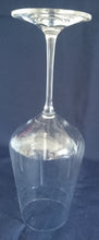 Lade das Bild in den Galerie-Viewer, WEIN~ GETRÄNKEGLAS - Hartglas, Klare Stieltulpenform Motiv Dekor (nBC)