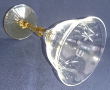 Lade das Bild in den Galerie-Viewer, 2er Set WEIßWEIN~ GETRÄNKEGLÄSER - Hartglas, Geschliffen Flora Abstrakt Blumenblüten Pflanzen Motiv Dekor