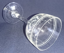 Lade das Bild in den Galerie-Viewer, 2er Set WEIßWEIN~ GETRÄNKEGLÄSER - Hartglas, Geschliffen Mattiert Waagerecht Linien Streifen Motiv Dekor