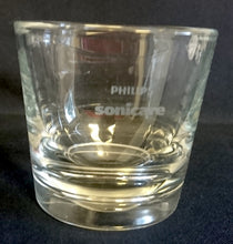 Lade das Bild in den Galerie-Viewer, WHISKEY~ WHISKY~ GETRÄNKEGLAS - Hartglas, Aufschrift Philips Sonicare mattiert Motiv Dekor