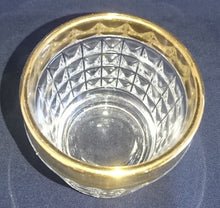 Lade das Bild in den Galerie-Viewer, 6er Set WHISKEY~ WHISKY~ GETRÄNKEGLÄSER - Hartglas, Breiter Goldrand Viereck Quadrat Karo Relief Motiv Dekor