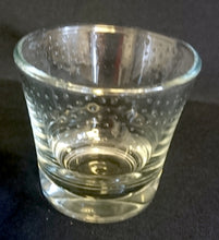 Lade das Bild in den Galerie-Viewer, WHISKEY~ WHISKY~ GETRÄNKEGLAS - Hartglas, Punkte Tupfen Relief Motiv Dekor