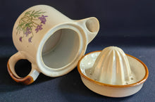 Lade das Bild in den Galerie-Viewer, ZITRONENPRESSE MIT KÄNNCHEN - Keramik / Steingut, Flora Veilchen Blumenblüten Pflanzen Blatt Blätter Motiv Dekor