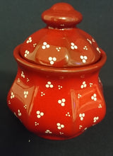 Lade das Bild in den Galerie-Viewer, ZUCKERDOSE MIT DECKEL - Keramik / Steingut, Punkte Dreier Kreise Senkrechte Balken Relief Motiv Dekor