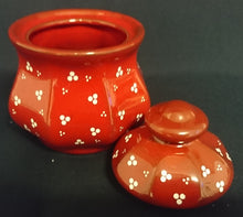 Lade das Bild in den Galerie-Viewer, 3er Set MILCHKÄNNCHEN & ZUCKERDOSE MIT DECKEL - Keramik / Steingut, Punkte Dreier Kreise Senkrechte Balken Relief Motiv Dekor