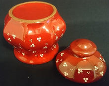 Lade das Bild in den Galerie-Viewer, ZUCKERDOSE MIT DECKEL - Keramik / Steingut, Punkte Dreier Kreise Senkrechte Balken Relief Motiv Dekor