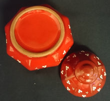 Lade das Bild in den Galerie-Viewer, ZUCKERDOSE MIT DECKEL - Keramik / Steingut, Punkte Dreier Kreise Senkrechte Balken Relief Motiv Dekor