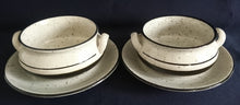Lade das Bild in den Galerie-Viewer, 2er Set SUPPENTASSEN - Keramik / Steingut, Linien Dekor Rand Gesprenkeltes Motiv Dekor