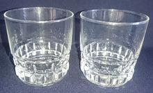 Lade das Bild in den Galerie-Viewer, WHISKEY~ WHISKY~ GETRÄNKEGLAS - Hartglas, Quadrat Vierecke Relief Motiv Dekor