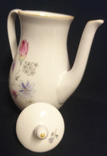 Lade das Bild in den Galerie-Viewer, MOCCA KAFFEEKANNE MIT DECKEL - Porzellan, Flora Blumenblüten Pflanzen Blatt Blätter Motiv Dekor (BC)