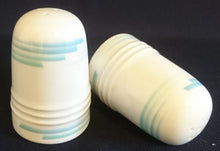 Lade das Bild in den Galerie-Viewer, SALZSTREUER "Friesland" - Porzellan, Abstraktes Geometrisches Linien Dekor