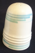 Lade das Bild in den Galerie-Viewer, SALZSTREUER "Friesland" - Porzellan, Abstraktes Geometrisches Linien Dekor