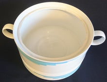 Lade das Bild in den Galerie-Viewer, SUPPENTERRINE MIT DECKEL "Friesland" - Porzellan, Abstraktes Geometrisches Linien Dekor