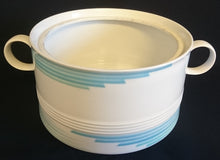 Lade das Bild in den Galerie-Viewer, SUPPENTERRINE MIT DECKEL "Friesland" - Porzellan, Abstraktes Geometrisches Linien Dekor