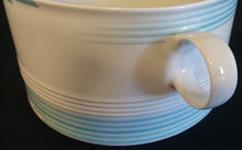 Lade das Bild in den Galerie-Viewer, SUPPENTERRINE MIT DECKEL "Friesland" - Porzellan, Abstraktes Geometrisches Linien Dekor