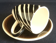 Lade das Bild in den Galerie-Viewer, 2er MOCCA KAFFEEGEDECK - Keramik / Steingut, Zebra Fell Breiter Rand Muster Motiv Dekor