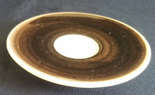 Lade das Bild in den Galerie-Viewer, MOCCA UNTERTASSE - Keramik / Steingut, Einfärbiges Breiter Rand Motiv Dekor