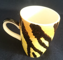 Lade das Bild in den Galerie-Viewer, 2er MOCCA KAFFEEGEDECK - Keramik / Steingut, Leoparden Tiger Fell Breiter Rand Muster Motiv Dekor