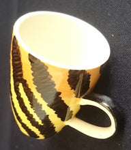 Lade das Bild in den Galerie-Viewer, MOCCA KAFFFETASSE - Keramik / Steingut, Leoparden Tiger Fell Muster Motiv Dekor