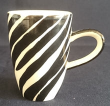 Lade das Bild in den Galerie-Viewer, 2er MOCCA KAFFEEGEDECK - Keramik / Steingut, Zebra Fell Breiter Rand Muster Motiv Dekor