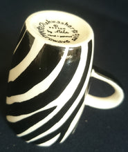 Lade das Bild in den Galerie-Viewer, 2er MOCCA KAFFEEGEDECK - Keramik / Steingut, Zebra Fell Breiter Rand Muster Motiv Dekor