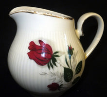 Lade das Bild in den Galerie-Viewer, 3er Set MILCHKÄNNCHEN & ZUCKERDOSE MIT DECKEL - Porzellan, Goldrand Rosen Linien Striche Relief Motiv Dekor