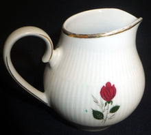 Lade das Bild in den Galerie-Viewer, 3er Set MILCHKÄNNCHEN & ZUCKERDOSE MIT DECKEL - Porzellan, Goldrand Rosen Linien Striche Relief Motiv Dekor