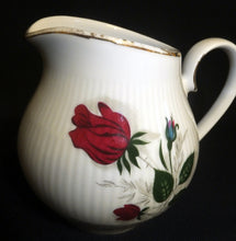 Lade das Bild in den Galerie-Viewer, 3er Set MILCHKÄNNCHEN & ZUCKERDOSE MIT DECKEL - Porzellan, Goldrand Rosen Linien Striche Relief Motiv Dekor