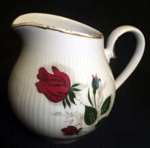 Lade das Bild in den Galerie-Viewer, 3er Set MILCHKÄNNCHEN & ZUCKERDOSE MIT DECKEL - Porzellan, Goldrand Rosen Linien Striche Relief Motiv Dekor