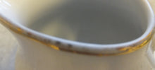 Lade das Bild in den Galerie-Viewer, 3er Set MILCHKÄNNCHEN & ZUCKERDOSE MIT DECKEL - Porzellan, Goldrand Rosen Linien Striche Relief Motiv Dekor