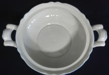 Lade das Bild in den Galerie-Viewer, SUPPENTERRINE MIT DECKEL - Porzellan, Linien Rand Flora Blumenblüten Pflanzen Motiv Dekor