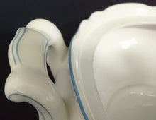 Lade das Bild in den Galerie-Viewer, SUPPENTERRINE MIT DECKEL - Porzellan, Linien Rand Flora Blumenblüten Pflanzen Motiv Dekor