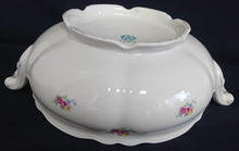 Lade das Bild in den Galerie-Viewer, SUPPENTERRINE MIT DECKEL - Porzellan, Linien Rand Flora Blumenblüten Pflanzen Motiv Dekor