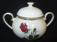 Lade das Bild in den Galerie-Viewer, 3er Set MILCHKÄNNCHEN & ZUCKERDOSE MIT DECKEL - Porzellan, Goldrand Rosen Linien Striche Relief Motiv Dekor