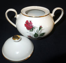 Lade das Bild in den Galerie-Viewer, 3er Set MILCHKÄNNCHEN & ZUCKERDOSE MIT DECKEL - Porzellan, Goldrand Rosen Linien Striche Relief Motiv Dekor