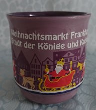 Lade das Bild in den Galerie-Viewer, GLÜHWEINTASSE - Keramik / Steingut, Weihnachtsmarkt Frankfurt Stadt der Könige & Kaiser Römer Baum Schlitten Mann Motiv Dekor