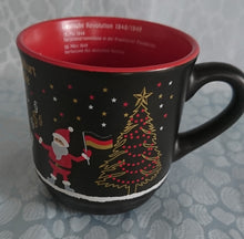 Lade das Bild in den Galerie-Viewer, GLÜHWEINTASSE - Keramik / Steingut, Weihnachtsmarkt Frankfurt Paulskirche 1848 - 1849 Aufschrift Motiv Dekor