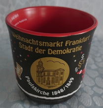 Lade das Bild in den Galerie-Viewer, GLÜHWEINTASSE - Keramik / Steingut, Weihnachtsmarkt Frankfurt Paulskirche 1848 - 1849 Aufschrift Motiv Dekor