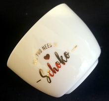 Lade das Bild in den Galerie-Viewer, KLEINES SCHÄLCHEN - Porzellan, Goldaufschrift All you need is Schoko Herz Motiv Dekor