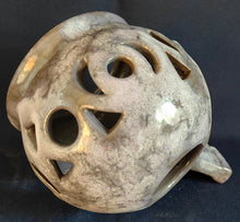 Lade das Bild in den Galerie-Viewer, 3er Set WINDDUFT TEELICHTHALTER - Keramik / Steingut, Farblich Meliertes Durchbrochen Kreise Sichel Dreieck Motiv Dekor